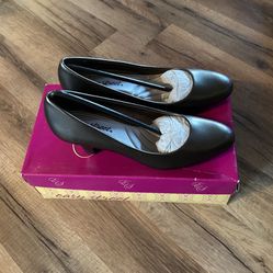New! Easy Street Pewter Pumps Size 9