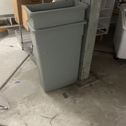 2 Restaurante Trash Cans