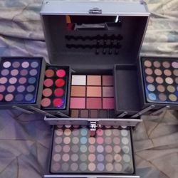 MAKEUP KIT