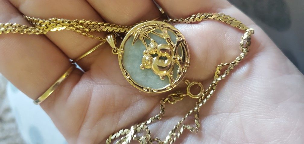 14k Gold Chain And Pendant With Jade.