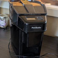 Dog/Cat Food Dispenser