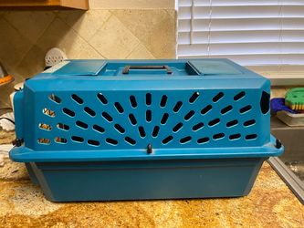 Petmate Pet Taxi Hard-Sided Plastic Dog/Cat Travel Crate Carrier with Metal door