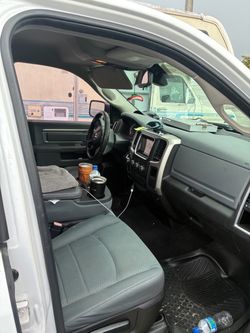 2 camionetas 2015 un van de petróleo 2013 y una casa rodante todo