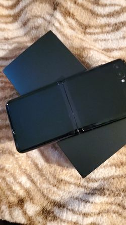 Brand new flawless Samsung Z flip