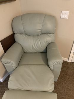 Green weightless recliner beautiful condition
