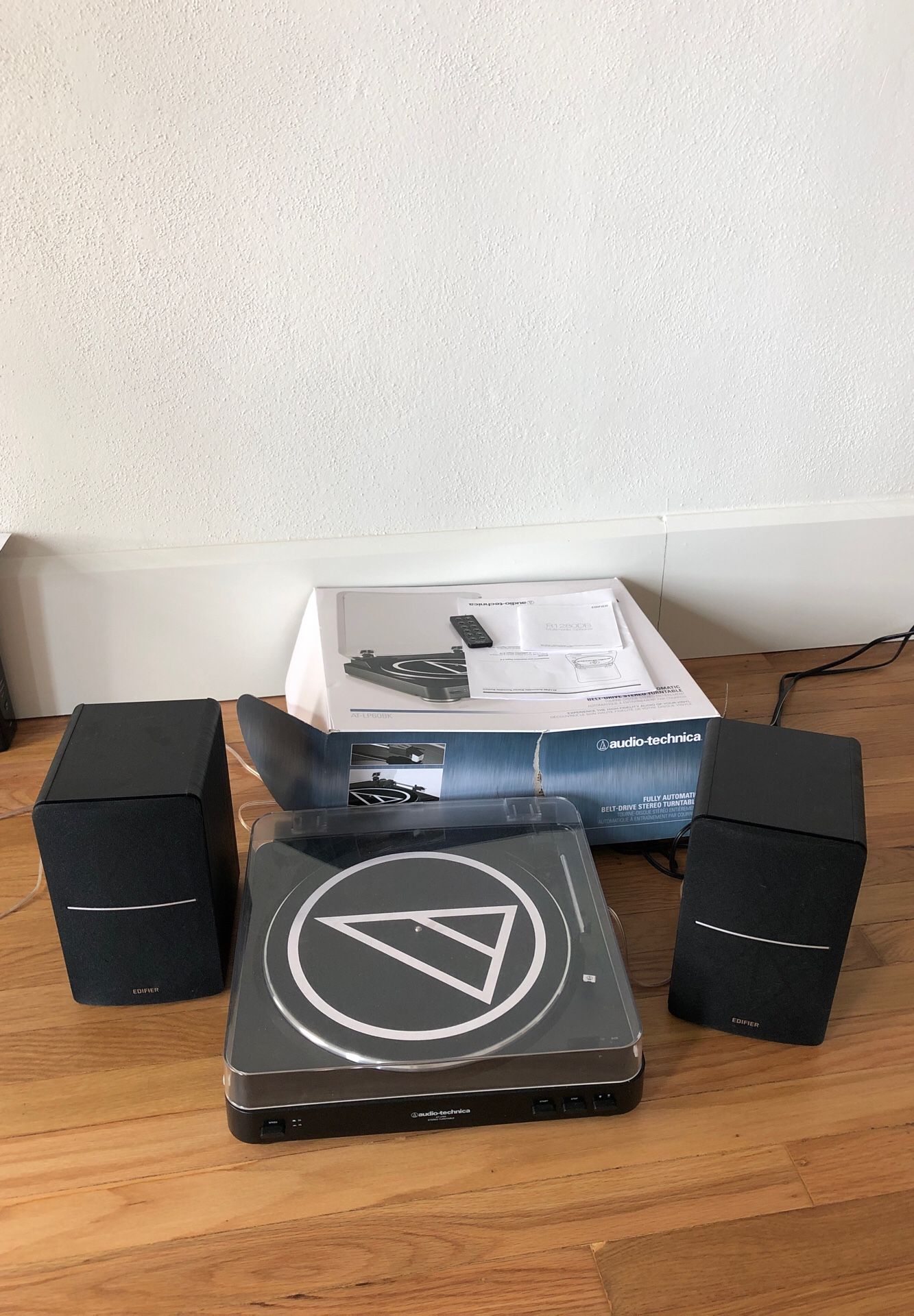 Audio-technica record player w/ Speakers