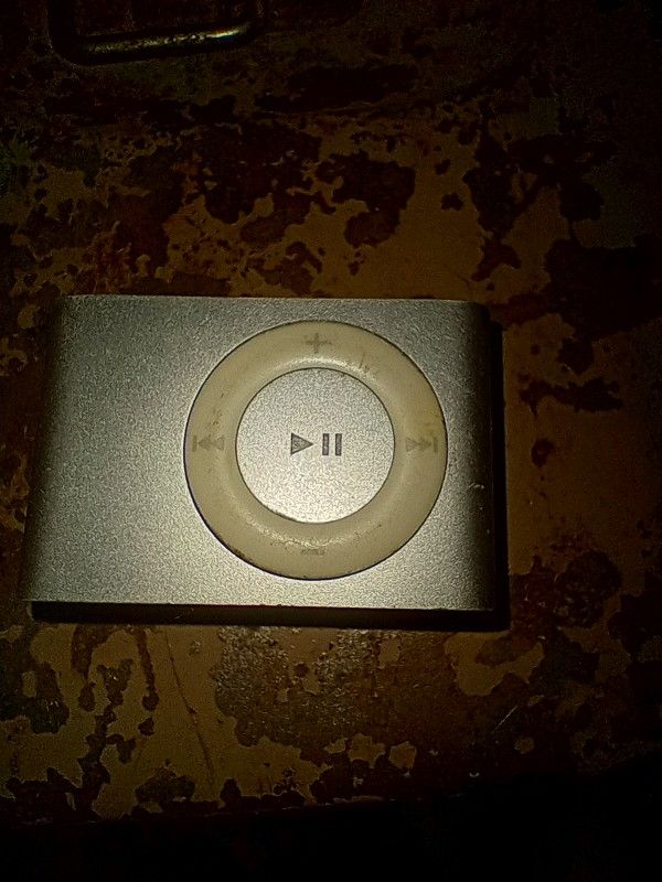 Old 1g Or 2g iPod Shuffle , Super Small First Or Second Generation?