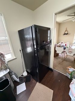 G&E refrigerator black