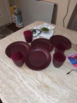Platos y vasos de Tupperware