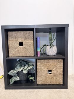 Bookcase/open storage with 2 wicker baskets