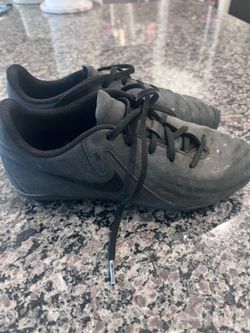 Nike Soccer Cleats – Boys Size 5 ️