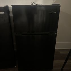 Perfect condition - arctic king mini fridge