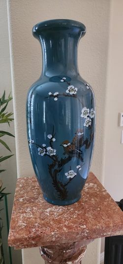 Beautiful Hand Painted Vintage Vase Purchased in Taiwan. Perfect condition 18" x 7".
No chips, cracks, or blemishes.