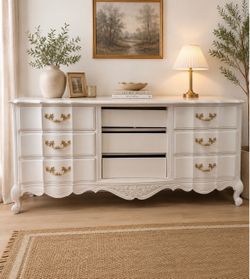Elegant French Provincial 9-Drawer Dresser – Delivery Available ✨