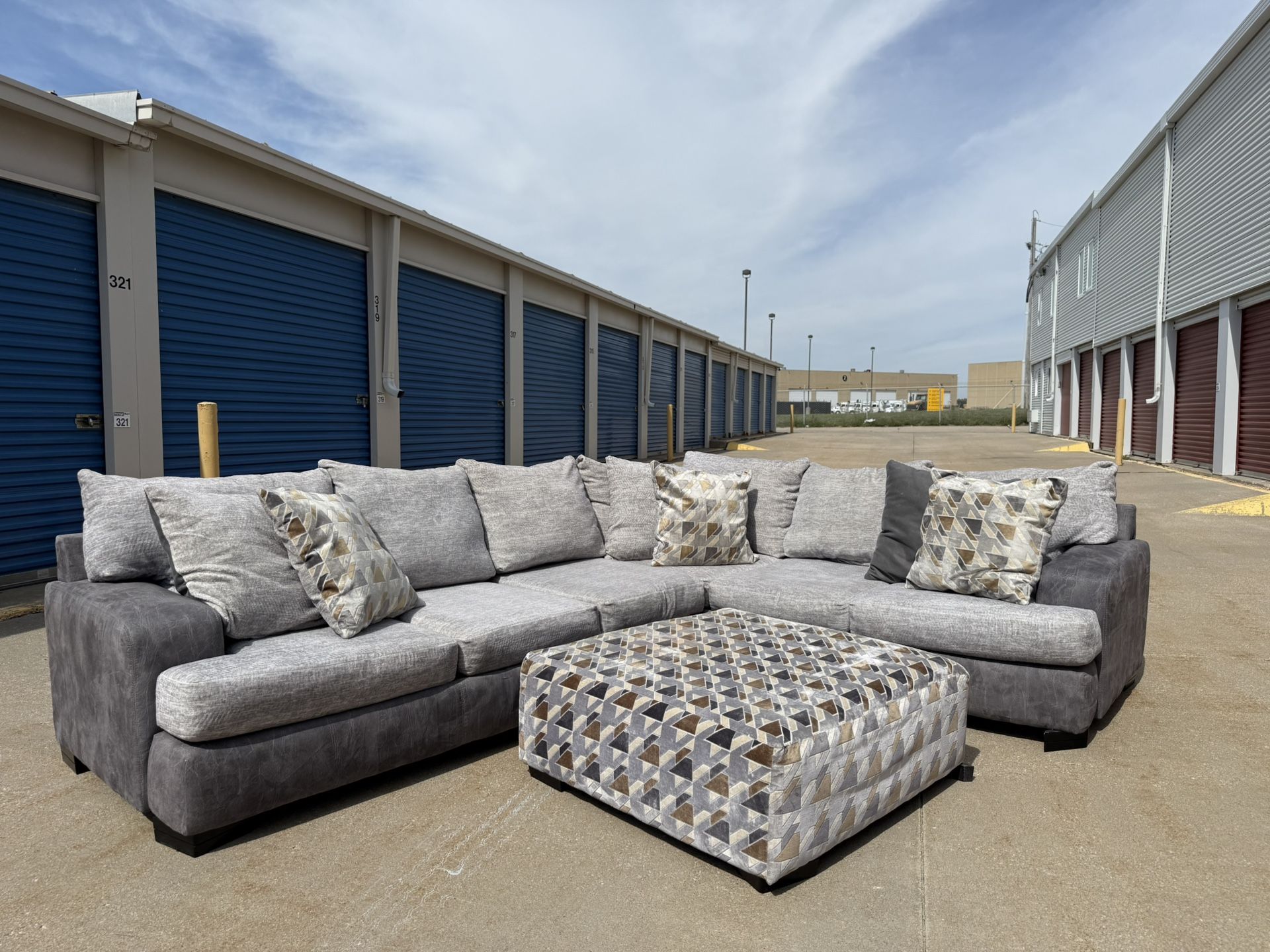 DELIVERY AVAILABLE πππ Super Nice 2 Piece Gray Sectional W Ottoman