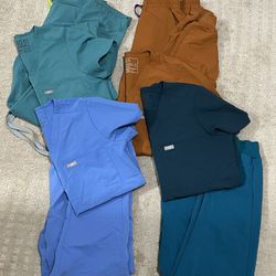 XS FIGS ONE PICKET SCRUB TOP AND JOGGER BOTTOMS