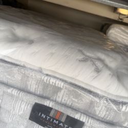 Queen Size Bed Mattress King Koil Intimate Medium Euro Top Serta Sealy Beautyrest Black Hybrid Series Purple Tempurpedic Aireloom Hotel Collection 