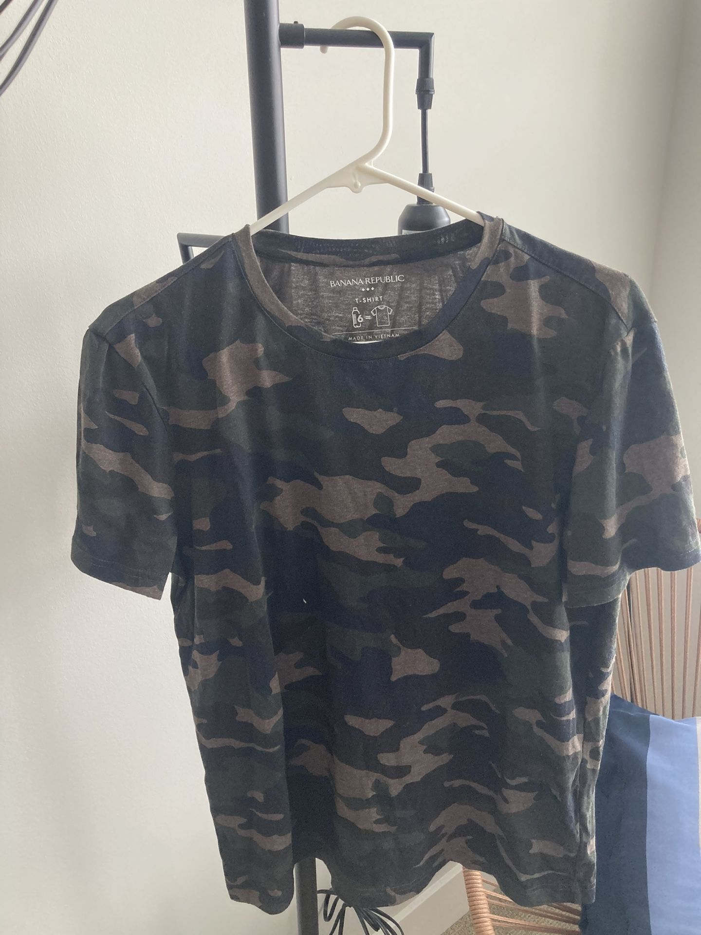 Banana Republic Camo Men's short sleeved T-Shirt Size Medium