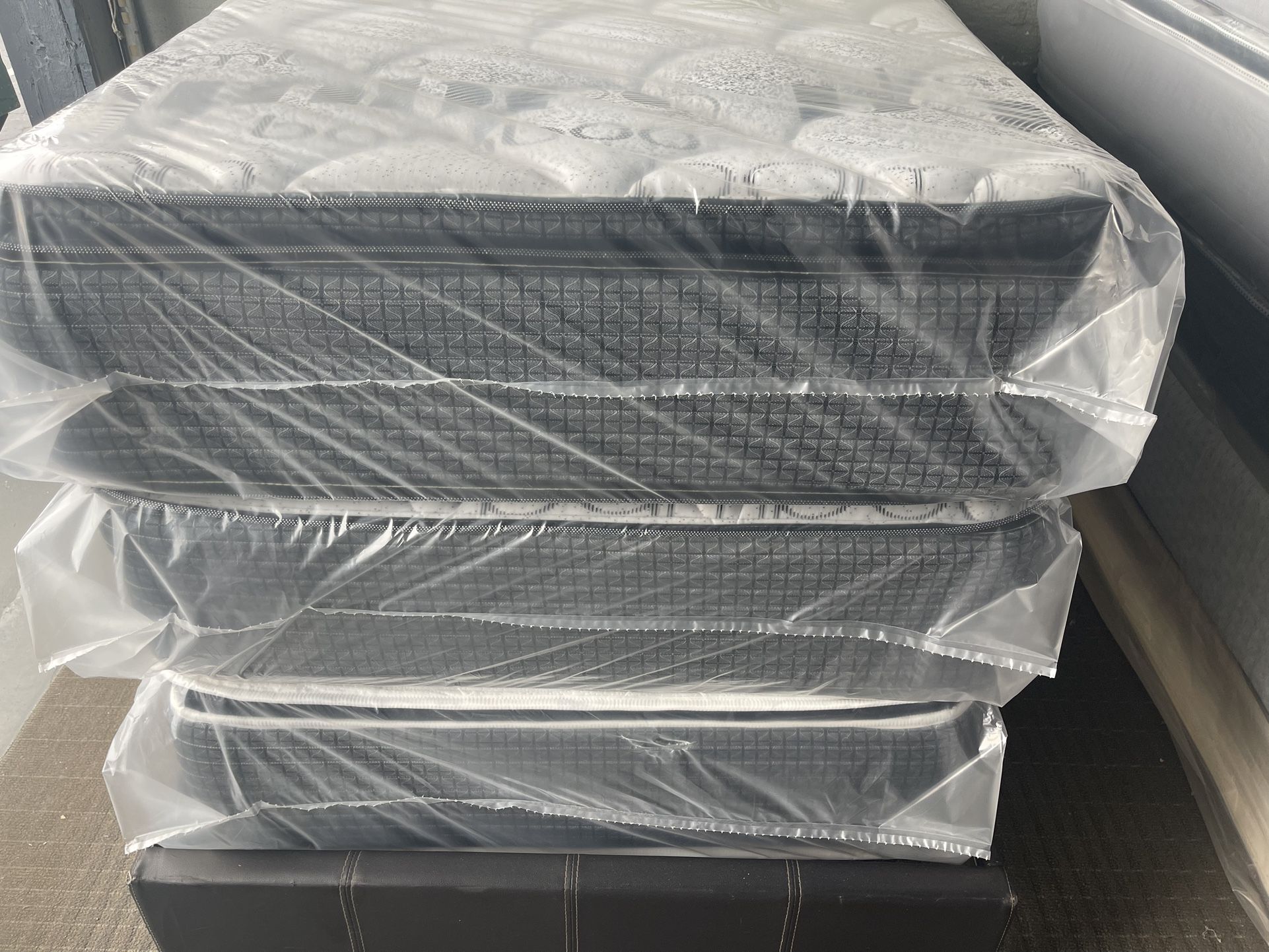 PILLOW  TOPS FOAM EXTRA FIRM ,SEMI SOFT OR SOFT WITH BOX SPRING INCLUDED  ☑️KING=309☑️QUEEN =$250  ☑️FULL =209☑️TWIN $165