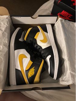Jordan 1 Mid White Pollen Black size 12