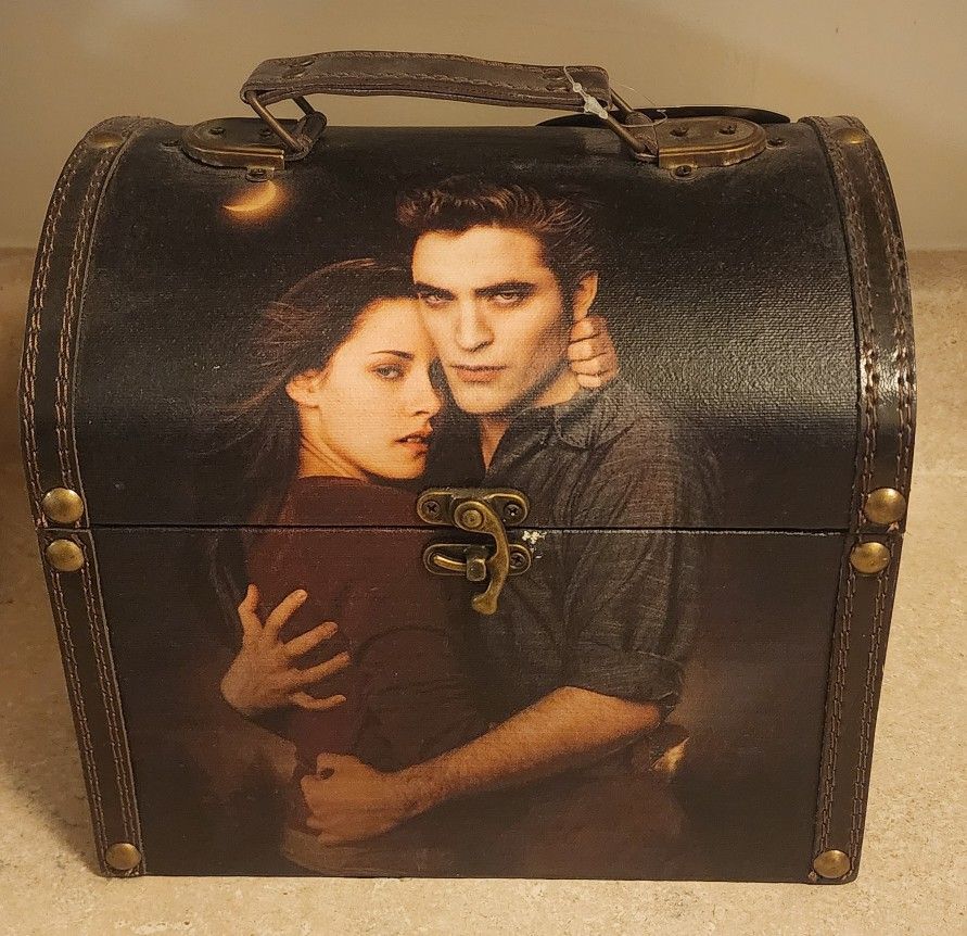 *Brand New* Twighlight Saga New Moon Vintage Carrying Case Trunk Style Edward Bella