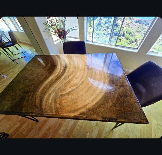 E Swirl Dining Table