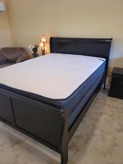 NEW QUEEN-SIZE MATTRESS AND BOX SPRING - 2PC