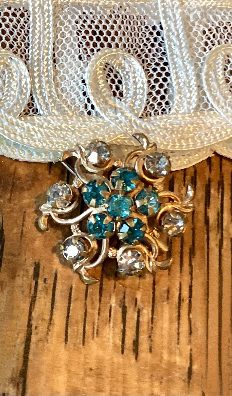 Sweet Vtg Gold Tone brooch, sparkly rhinestones, in a floral design.