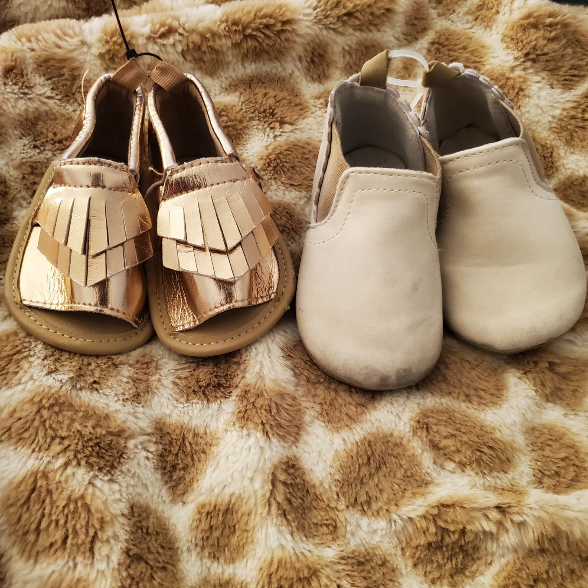 Selling baby girls shoe's size 3-6M