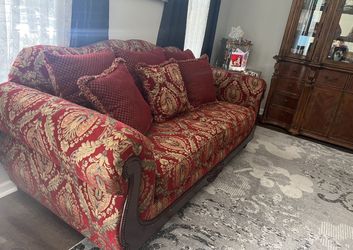 🇮🇹 Elegant Italian Sofa & Loveseat – Like New Condition