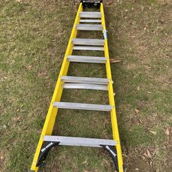 louisville 8 ft ladder In Great Condition 