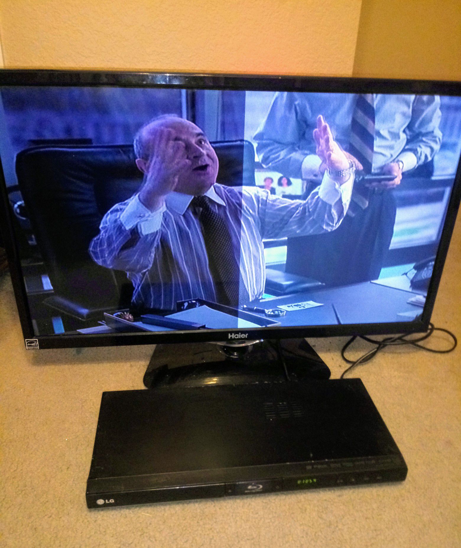 Flatsçrren tv with blu ray disc player