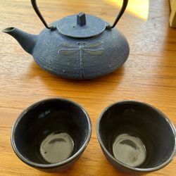Cast iron tea pot w/cups