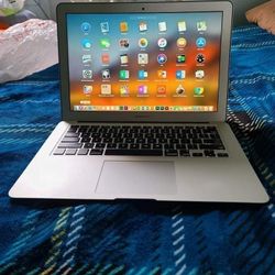 Excellent 13 inch Apple Macbook Air Laptop Computer With Intel Core i7 Proccesor With Programs