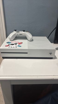 Xbox 1 s with one controller