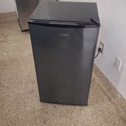 Midea MERM33S1AST Mini Fridge, 3.3 Cu.ft 