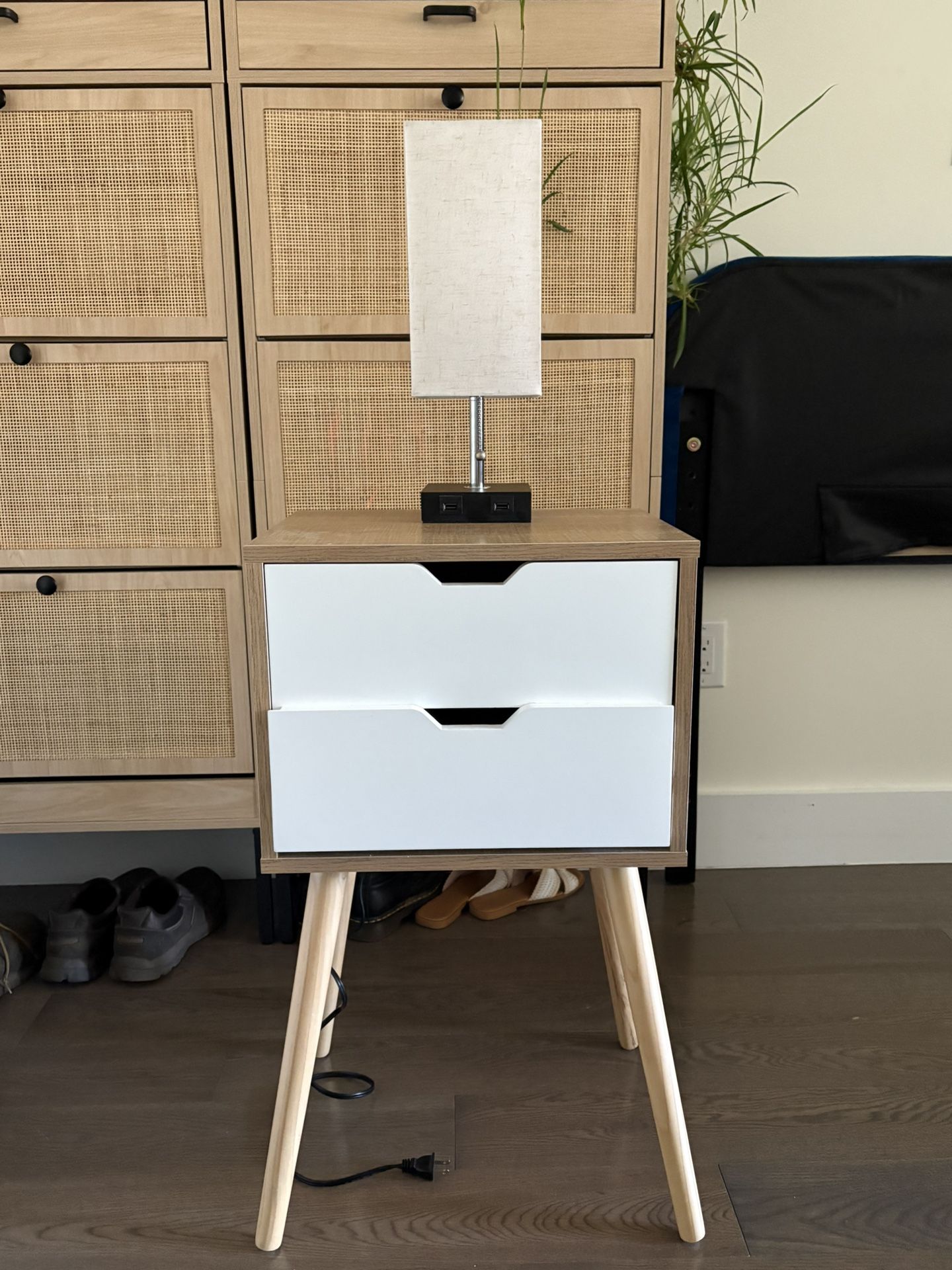 Modern Night Table w Lamp