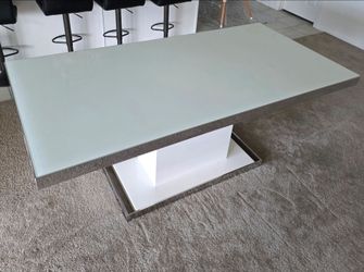 Svante Dining Table