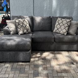Sectional chaise longue sofa. With 4 decorative pillows included. I can deliver for an additional cost. It's like new!