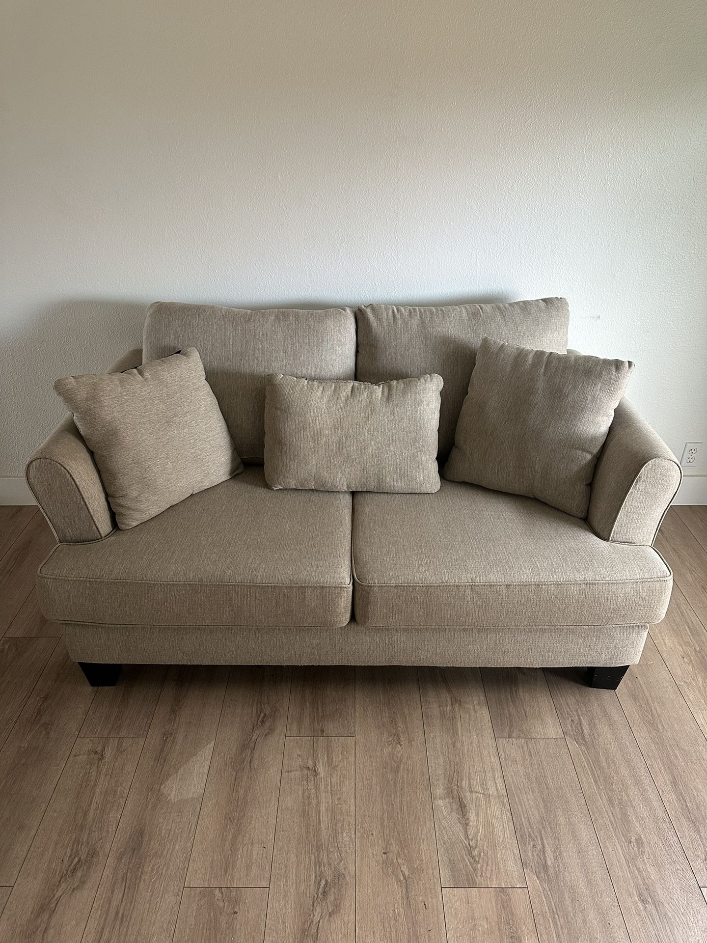 Like New. Light Grey Loveseat Couch 🛋️. FREE DELIVERY 🚚