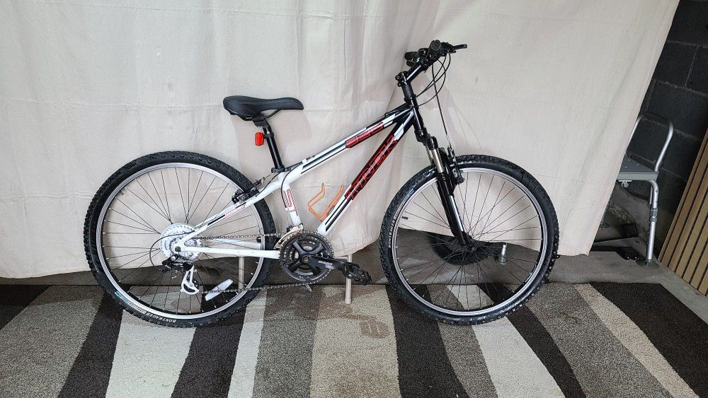 Trek 830 mountain bike W/front suspension. 26" wheels, SM 14" frame. DELIVERY AVAILABLE.