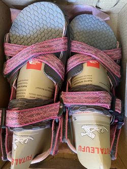 NEW in Box, Northface Kid’s Sandals - Size 4 