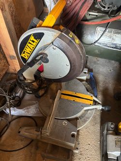 DEWALT SAW