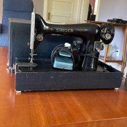 Singer Vintage Sewing Machine (works!)