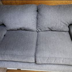 Charcoal Grey Loveseat Couch / Sofá De Doble Asiento