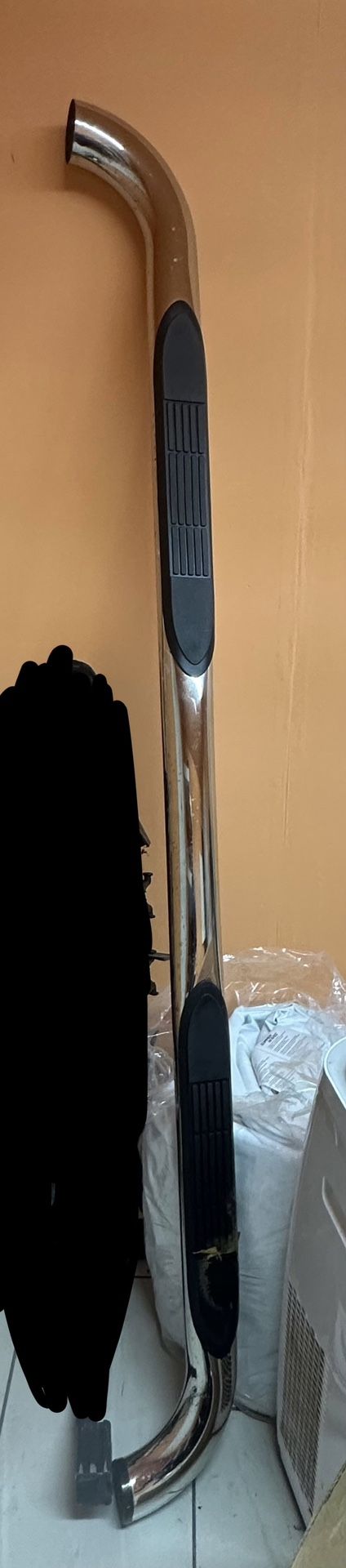 a single-side running board or step bar for a 2019-2022 Chevy Colorado