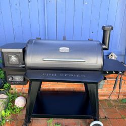 PIT BOSS Pro V2 1150-Sq. in Hammer tone Pellet 