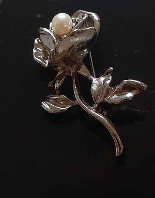 Silver Rose & Pearl Brooch

 1 3/4"H X 1 1/4" W