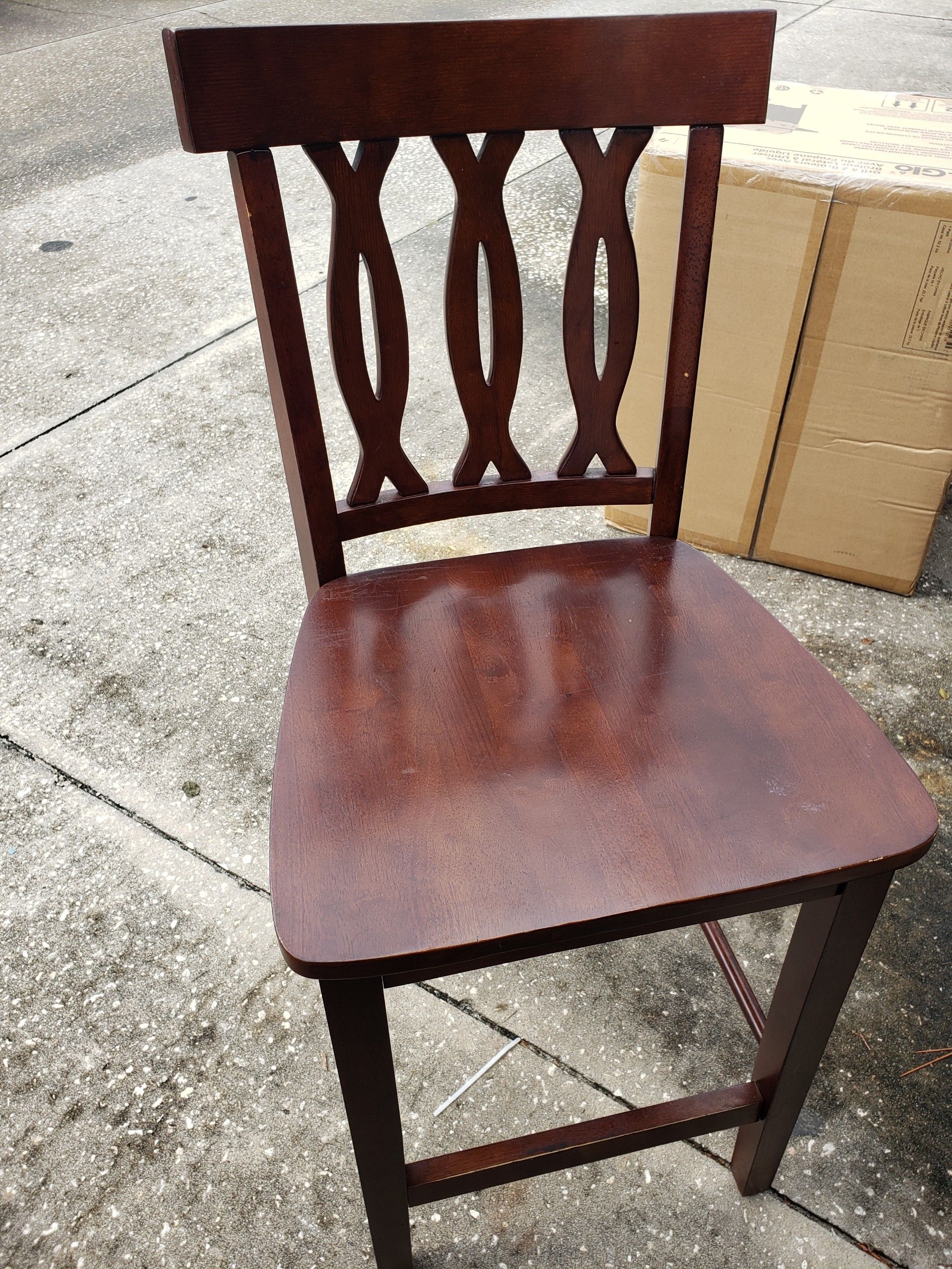 Dinner table and 4 chair used good condition