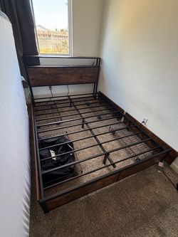 Quien bed frame